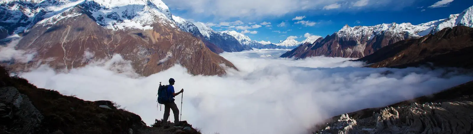Panorama von einer Berglandschaft, die von einem Bergsteiger genossen wird