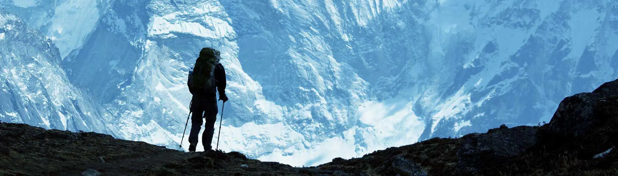 Panorama von einem Bergsteiger vor einer schneebedeckten Felslandschaft