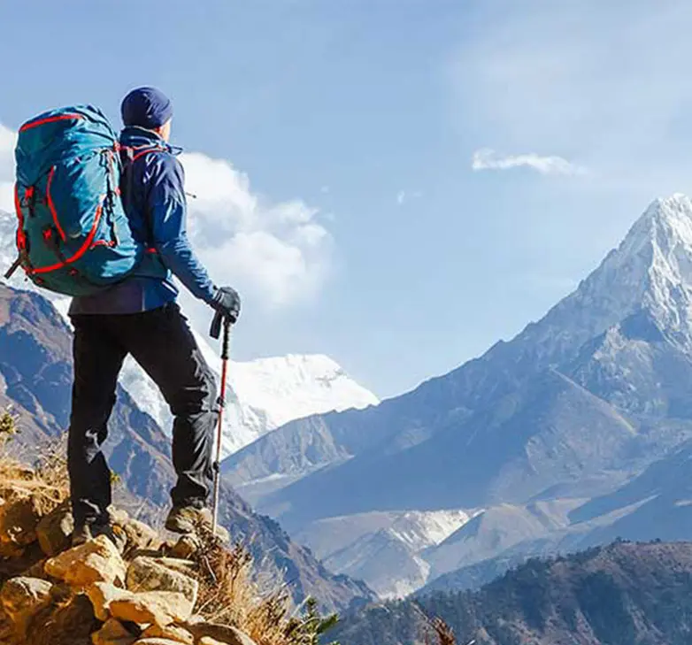 Bergsteiger mit Rucksack bestaunt wunderschöne Aussicht